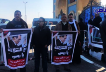 توافد المواطنون أمام مسجد المشير لحضور جنازة الرئيس الأسبق مبارك