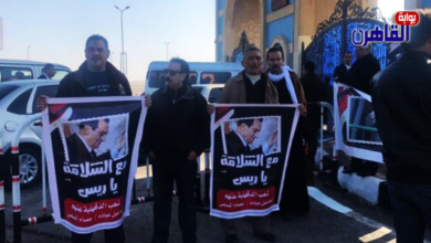 توافد المواطنون أمام مسجد المشير لحضور جنازة الرئيس الأسبق مبارك