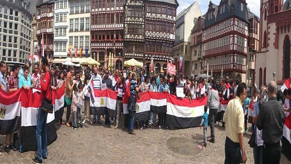 وقفة للجالية المصرية في فرانكفورت تأييدا للرئيس السيسي و30 يونيو