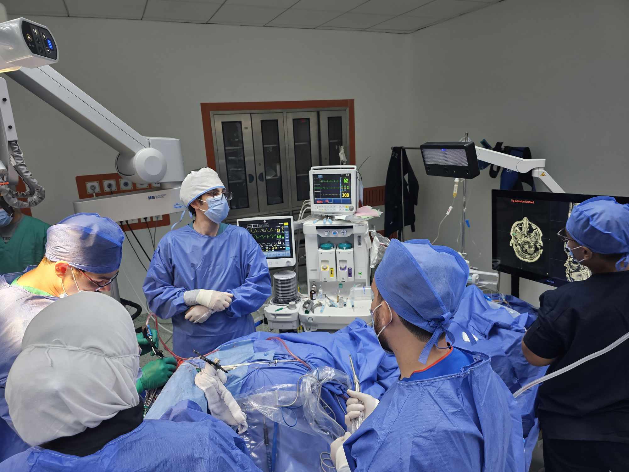 مستشفى 15 مايو ينجح في إجراء جراحة معقدة بالمخ بالاستحثاث العصبي