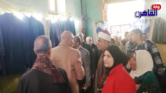 توزيع ملابس جديدة على المستحقين في معرض خيري بالمنوفية