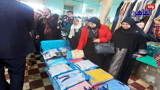 توزيع ملابس جديدة على المستحقين في معرض خيري بالمنوفية