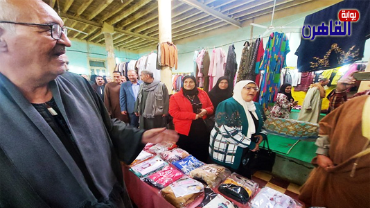 توزيع ملابس جديدة على المستحقين في معرض خيري بالمنوفية