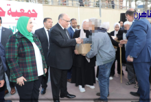 وزيرة التضامن ومحافظ القاهرة يوزعان سلع غذائية على سكان حي الأسمرات