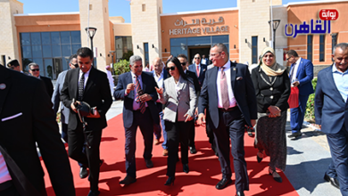 طلاب الجامعات يزورون قرية التراث بشرم الشيخ لدعم الحرف اليدوية